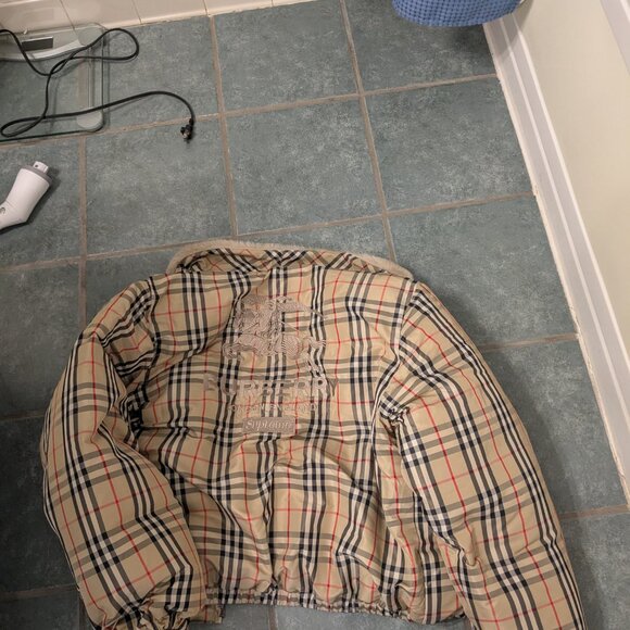 Replica Burberry Supreme Puffer - Picture 2 of 5